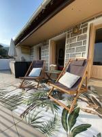 Balkon lub taras w obiekcie Maison de village en granite