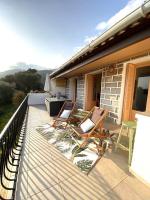Balkon lub taras w obiekcie Maison de village en granite