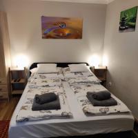 Łóżko lub łóżka w pokoju w obiekcie Green garden apartment ingyenes zárt parkolóval