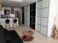Kuchnia lub aneks kuchenny w obiekcie Appartement cosy avec jardin près du port et des plages à Capbreton - FR-1-239-905