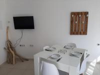 Telewizja i/lub zestaw kina domowego w obiekcie Appartement cosy avec jardin près du port et des plages à Capbreton - FR-1-239-905