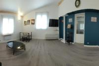 Televízia a/alebo spoločenská miestnosť v ubytovaní LES GORGES DU VERDON chalet