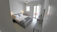 Postel nebo postele na pokoji v ubytování 1Path Thea Mykonos Super Paradise Beach House