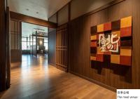 un corridoio con un muro con un dipinto sopra di La Vista Hakodate Bay Annex a Hakodate