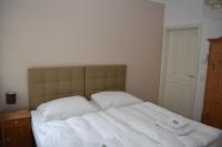 A bed or beds in a room at Alte Post Greifenstein