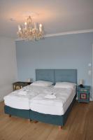 A bed or beds in a room at Alte Post Greifenstein