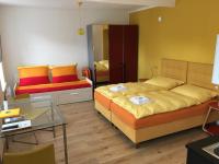 A bed or beds in a room at Alte Post Greifenstein