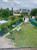 an aerial view of a backyard with a garden at appartement au rez de jardin in Morangis