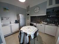 Kuchnia lub aneks kuchenny w obiekcie maison 4 à 6 personnes proche village