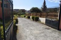a driveway with a fence next to a house at Casa Raymo in Kanálion