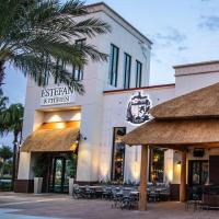 ZAY & ZAC’S SHAKE SHACK في أورلاندو: مطعم به طاولات وكراسي أمام مبنى