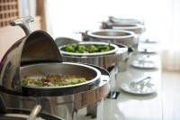 Una hilera de ollas de plata llenas de comida sobre un mostrador. en Khách sạn Phú Mỹ, en HÆ°ng YÃªn