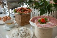 Una mesa con dos platos de comida encima. en Khách sạn Phú Mỹ, en HÆ°ng YÃªn