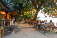 スリタヌにあるSeaflower Bungalowsの木の下に座る人々