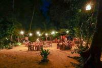 スリタヌにあるSeaflower Bungalowsの夜の席