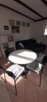 - une table et des chaises blanches dans le salon dans l&#39;établissement Apartment Nika on the beach Mlini, à Mlini