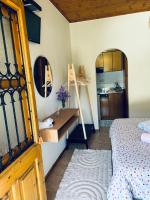 A bed or beds in a room at Pieros Studios Alipa