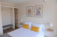 a bedroom with a white bed with two yellow pillows at Casa Raymo in Kanálion