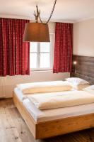 A bed or beds in a room at Kirchenwirt