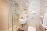 A bathroom at Kirchenwirt
