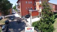 una vista aérea de una calle con un edificio en Motel Villaggio, en Imola
