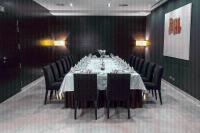 una mesa larga en una habitación con sillas negras en Zenit Lisboa, en Lisboa