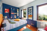 A bed or beds in a room at Villa Isidoro ampio parco ,piscina privata, arte e giochi , fitness