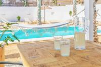 Bazén v ubytovaní Boutique Beach Villa by Lanzarote Retreats - Private Pool - 1 min walk to Sea Pool alebo v jeho blízkosti