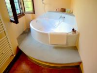 A bathroom at Ex-mulino Pontevecchio (mill on the river)