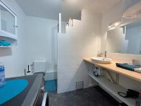 a bathroom with a sink and a toilet and a tub at L&#39;appartement du Centre in Chalons en Champagne