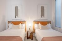 Posteľ alebo postele v izbe v ubytovaní Suites Maestranza - Puerta del Arenal by Magno Apartments