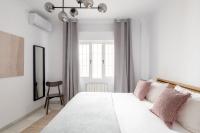 Posteľ alebo postele v izbe v ubytovaní Suites Maestranza - Puerta del Arenal by Magno Apartments