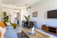 Televízia a/alebo spoločenská miestnosť v ubytovaní Suites Maestranza - Puerta del Arenal by Magno Apartments