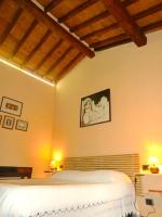 A bed or beds in a room at Ex-mulino Pontevecchio (mill on the river)