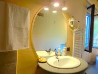 A bathroom at Ex-mulino Pontevecchio (mill on the river)
