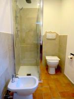 A bathroom at Ex-mulino Pontevecchio (mill on the river)