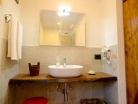 A bathroom at Ex-mulino Pontevecchio (mill on the river)