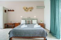 Un pat sau paturi &icirc;ntr-o camer&#x103; la Emerald Hotel Leros