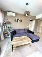 Posedenie v ubytovaní Très bel appartement dans résidence avec piscine à 5min des plages de Villeneuve Loubet.