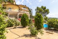 Bazén v ubytování Catalunya Casas Spacious, Sublime Villa just 15km to Barcelona! nebo v jeho okolí