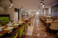 Restaurace v ubytování Vision Imperial Hotel Formerly Excelsior Hotel Downtown