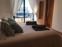 Posteľ alebo postele v izbe v ubytovaní Villa Optimist Rubicón piscina climatizable, frente al mar