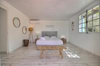 Cama ou camas em um quarto em Villa Les Caramboles : Piscine vue mer, acc&egrave;s direct superbe plage sable
