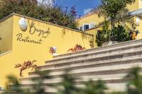 Una pared amarilla con una pintura de caballos. en Bayside Boutique Hotel - Blue Bay Golf & Beach Resort, en Willemstad