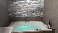 Kúpeľňa v ubytovaní Prime Downtown Budapest Luxury Condo, Private Spa, Home Cinema, Patio