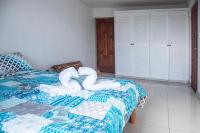 Un dormitorio con una cama con dos toallas en forma de corazones. en Las Carmelas, Airport Juan Santamaría, Alajuela, San José, en Alajuela