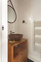 A bathroom at Superbe appartement au c&oelig;ur de Paris - Marais