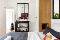 A bed or beds in a room at Superbe appartement au c&oelig;ur de Paris - Marais