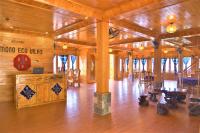 un grande edificio in legno con tavoli e sedie in esso di Hmong Eco Villas a Sa Pa