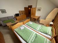 Postel nebo postele na pokoji v ubytování Sokolí hnízdo